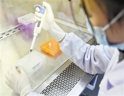 　　近日，成都新百基生物科技有限公司技术人员在对病毒核酸提取试剂盒进行质量检测。新华社记者 刘坤 摄