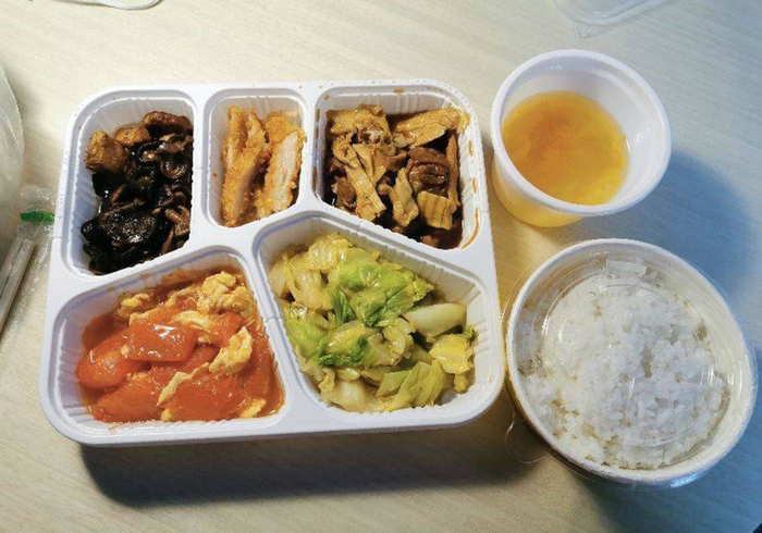△ 隔离点的饭菜 （受访者供图）