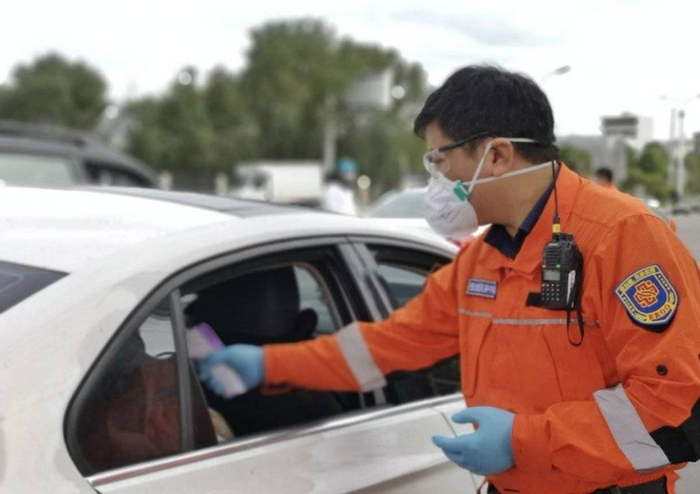 △ 救援队员在道口协助排查 （受访者供图）