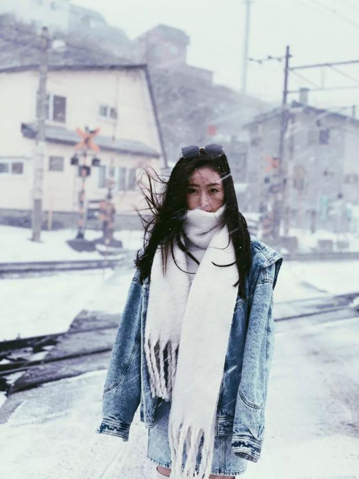 张天爱一身牛仔装雪中拍照，裹白色毛绒围巾，时尚保暖秀清新气质