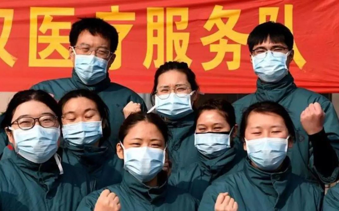 ▲刘光耀（后排右一）和乔冰（后排右二）出发前和队友合影。图片来源：中新社