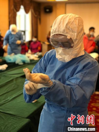 安娜在咸宁进行防护服穿脱训练 云南省第一人民医院供图