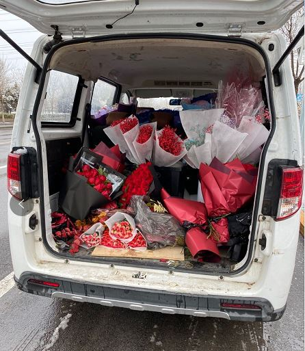 （图为京城花卉市场外在车上卖花的商家。贾谨嫣摄影）