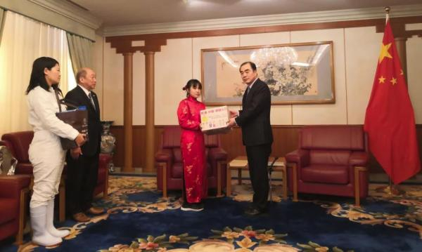 “穿旗袍鞠躬女孩”来到中国驻日使馆,大使题字:万里尚为邻_手机新浪网