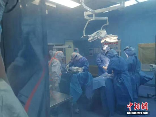 资料图：医生手术中。中新社发 童萱 摄