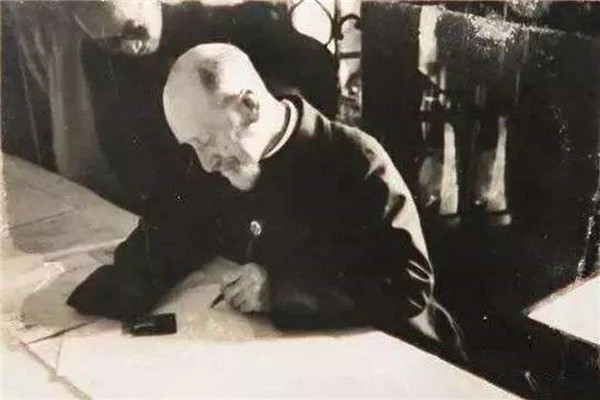 被誉为“上海拉贝”的饶家驹