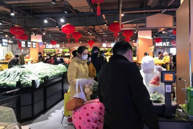 辛野拍摄，超市员工在称重