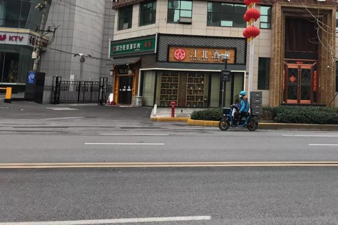 武汉街上还在奔波的人就是外卖员，辛野拍摄