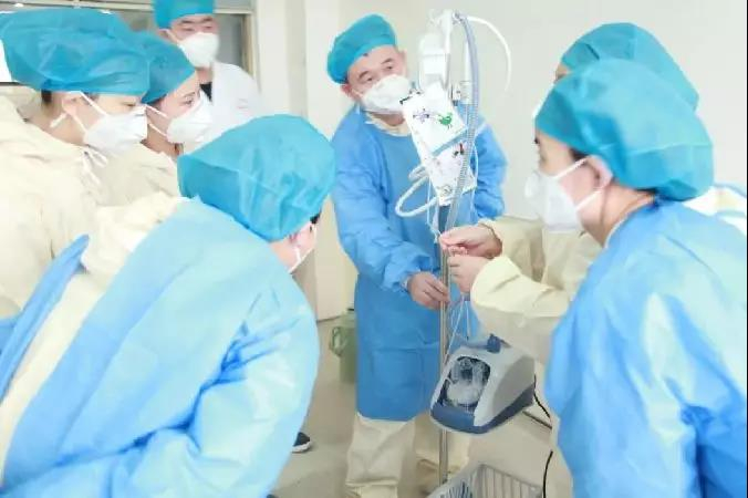 &nbsp;&nbsp;&nbsp;&nbsp;&nbsp;&nbsp;&nbsp;△能提供高吸氧浓度，快速改善血氧的呼吸湿化治疗仪。新华网发