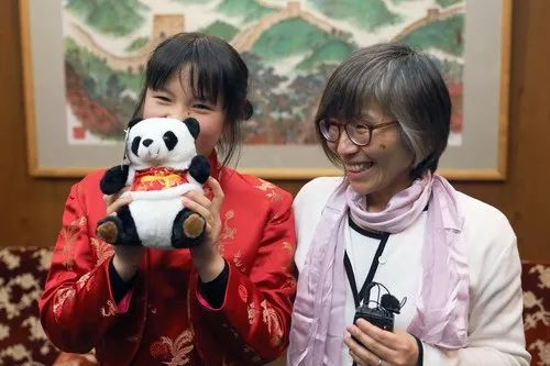  2月13日，在日本东京中国驻日本大使馆，旗袍女孩（左）和母亲杉崎广子接受记者采访。新华社记者&nbsp;杜潇逸 摄