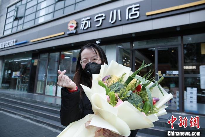 市民到店自提创意果蔬花束 供图