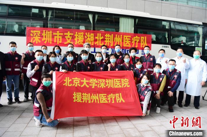 出征前，医疗队合影。　陈文 摄