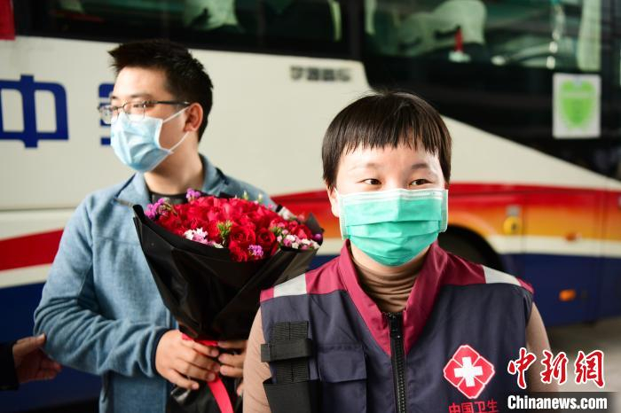     家属王先生为北大深圳医院妇产科曹慧敏送行。　陈文　摄