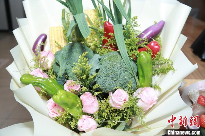     创意果蔬花束　供图