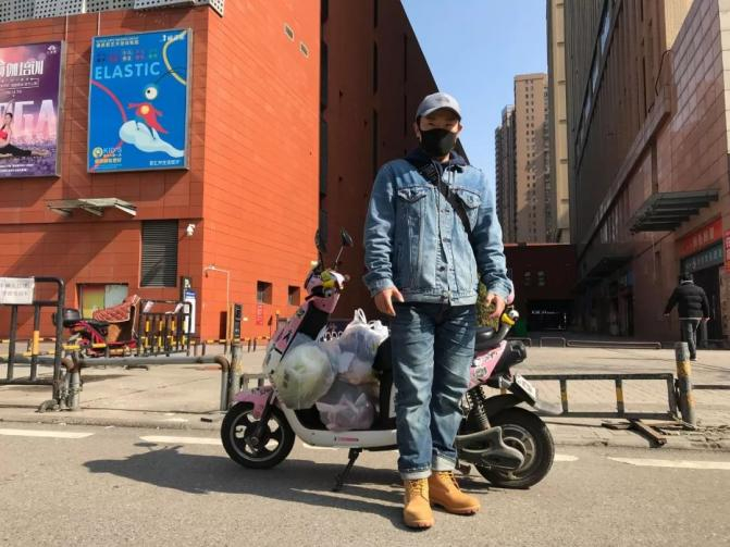 健身教练辛野和他送外卖的电动车