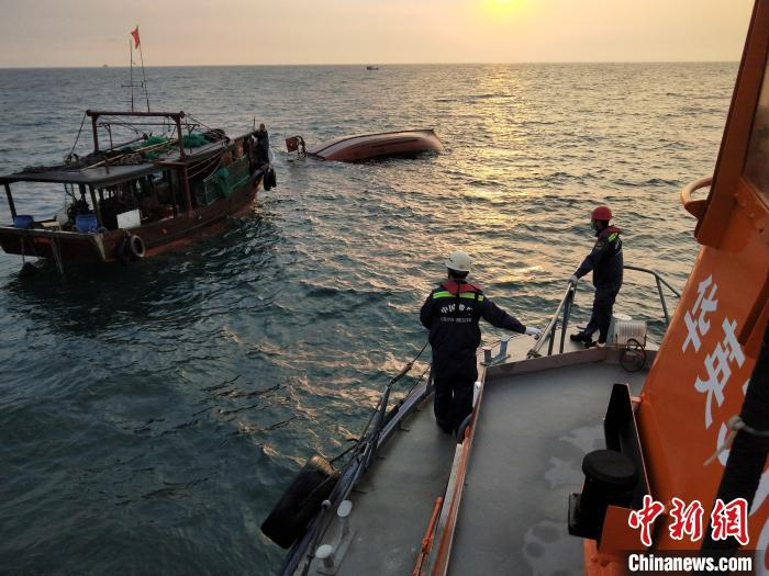 “华英396”艇靠近遇险船接遇险人员 刘春林 摄