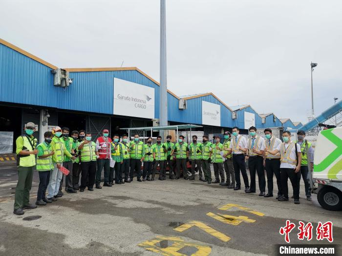 图为厦门航空雅加达办事处人员为包机送行。　钟欣 摄