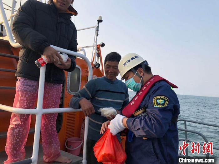 救生员将自己的早餐分给遇险者 许承文 摄