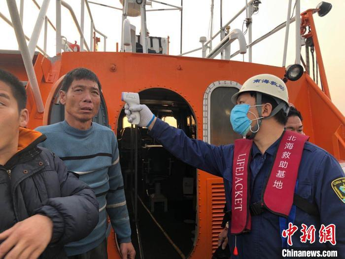 救生员给遇险者测量体温 许承文 摄