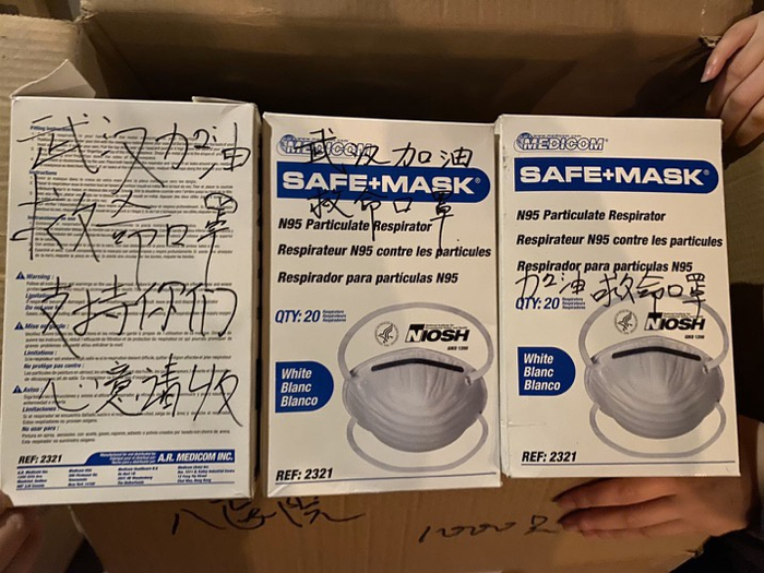 口罩外包装上的鼓励标语。受访者供图