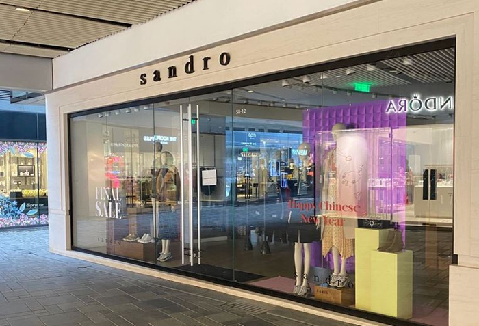 （图为暂停营业的三里屯商家。）