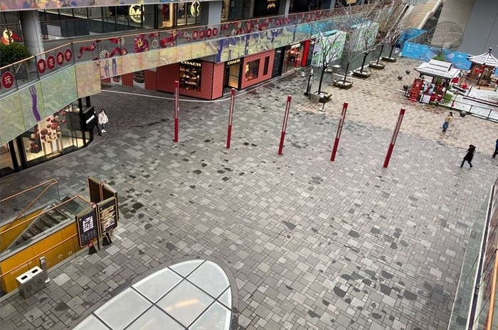 （图为2月14日空荡的三里屯。）