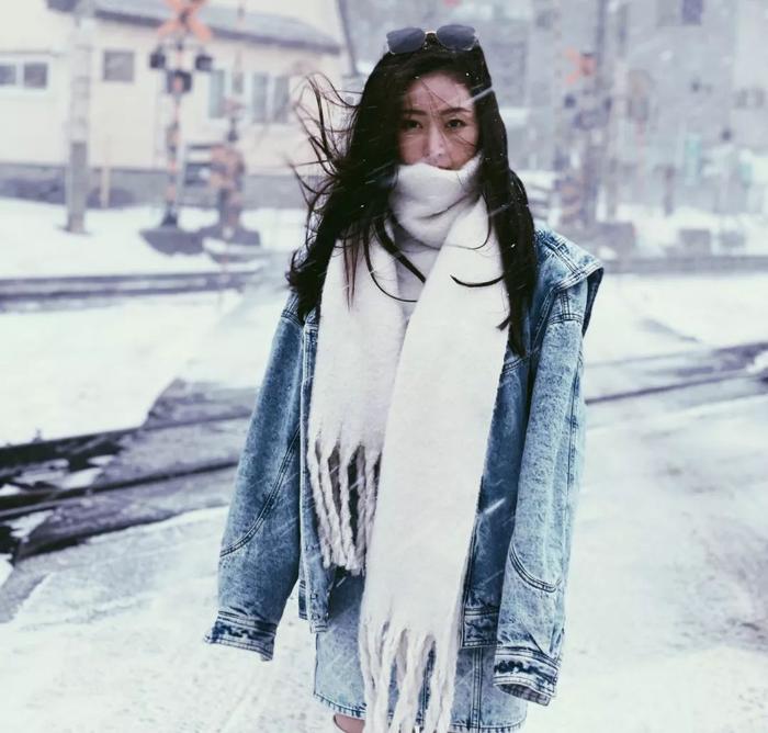 张天爱一身牛仔装雪中拍照，裹白色毛绒围巾，时尚保暖秀清新气质