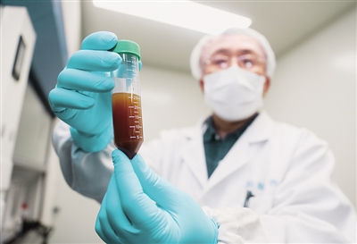 1月29日，上海，工作人员演示新型冠状病毒mRNA疫苗研发实验过程。新华社发