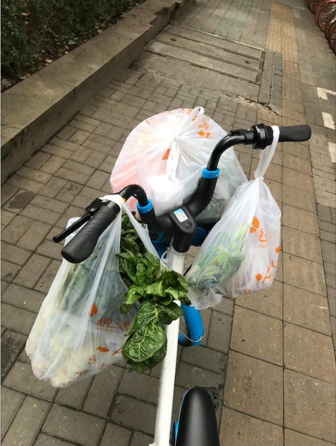 骑共享单车给隔离家庭送菜