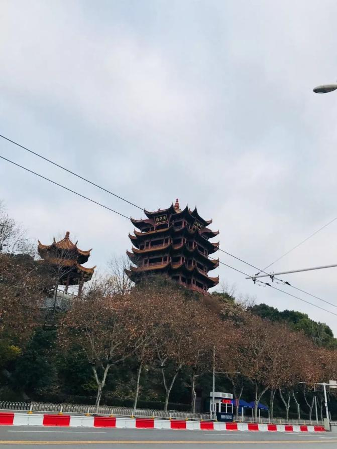 辛野路过空荡荡的黄鹤楼，平时游人如织