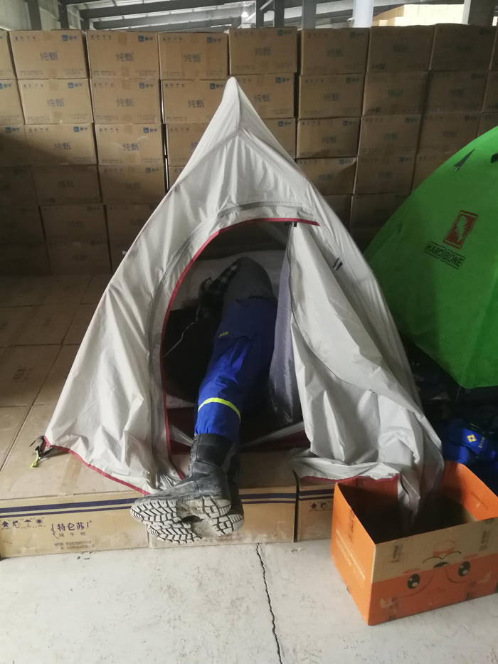 为了节约时间，队员们睡觉时都不脱衣靴，一旦有货到，随时起来搬运。受访者供图