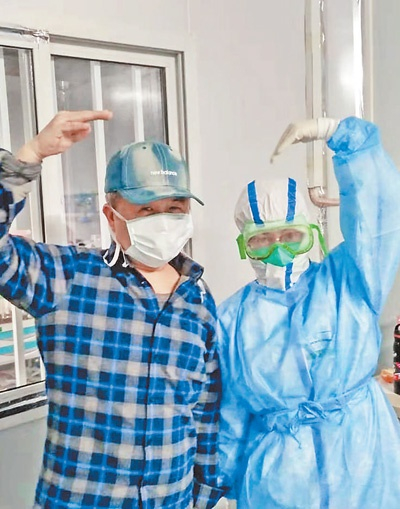 近日，雷神山医院内医护人员与患者在一起。 　　高 翔摄（影像中国）