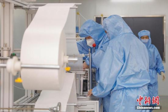 资料图：医用防护口罩生产线。 中新社记者 吕品 摄
