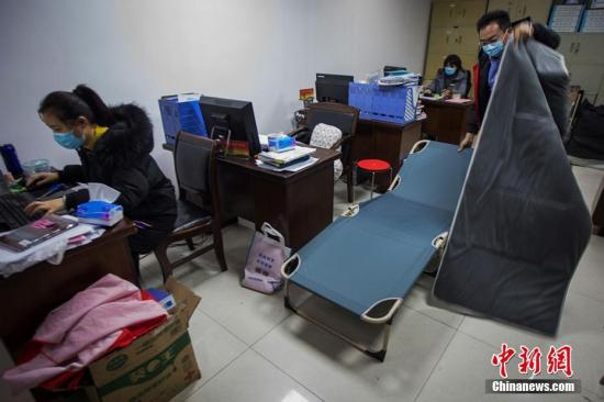 资料图：社区疫情防控24小时值班。泱波 摄