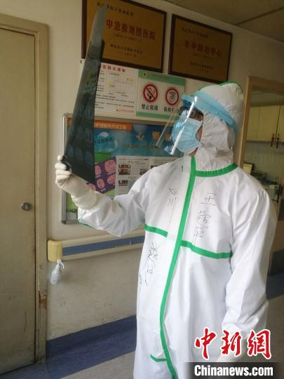 王超平正在工作中。　四川省援助湖北医疗队供图