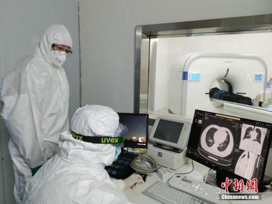 资料图：医护人员为新冠肺炎患者进行CT检查。 中新社发 高翔 摄