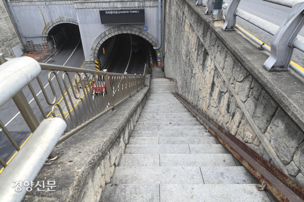 紫霞门隧道出口的楼梯