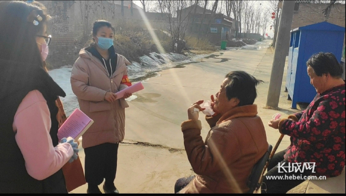 杨家务大学生志愿服务队为村内老人赠送口罩并宣传防疫知识。李光宇供图