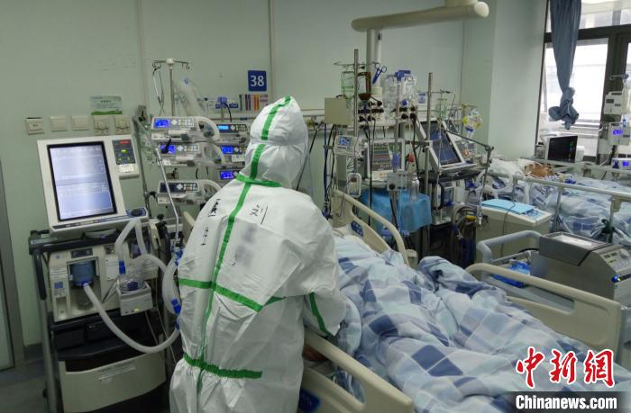     深圳市第三人民医院医生为患者进行检查治疗。　钟欣　摄