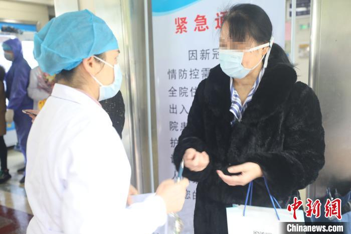 护士长农军向刘女士交代出院后的注意事项。　李先帅 摄