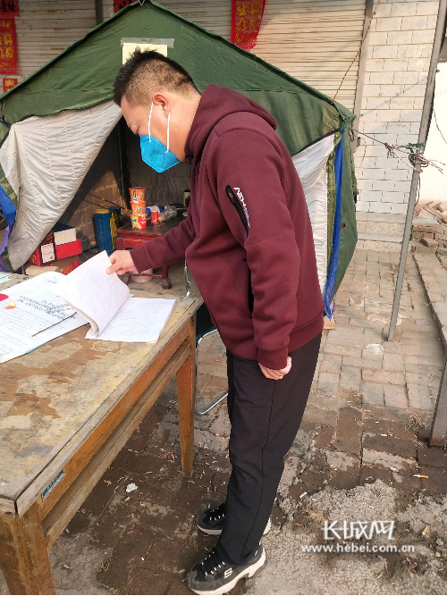 新城镇党委书记徐润宽到防疫站点巡查。李光宇供图