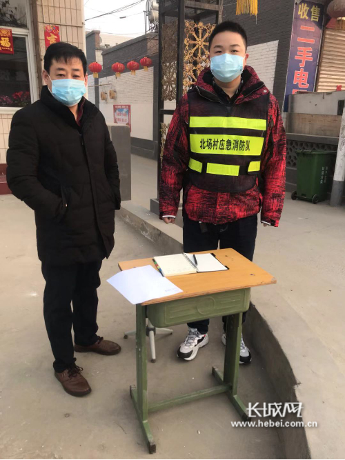 北场村支部书记胡静之（右）带队卡点值守。李光宇供图