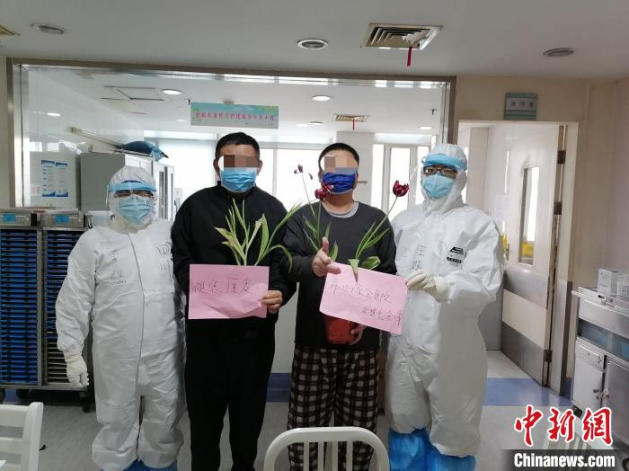 患者出院。　四川省援助湖北医疗队供图 