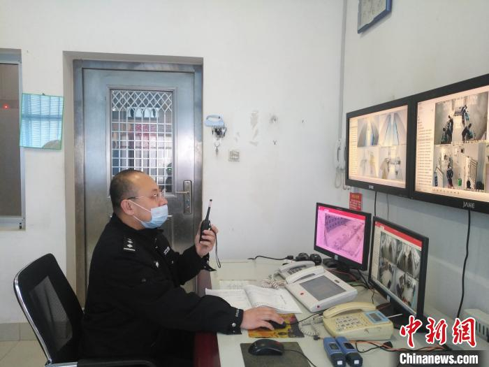     烟台监狱青年干警陈春雨坚守在岗位上。　杨芳　摄