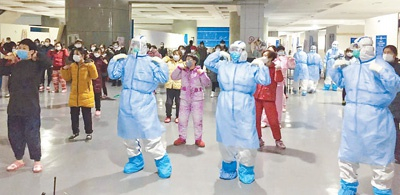 2月12日，武汉国际会展中心方舱医院，医护人员和患者一起跳舞。 　　程少文摄（影像中国）