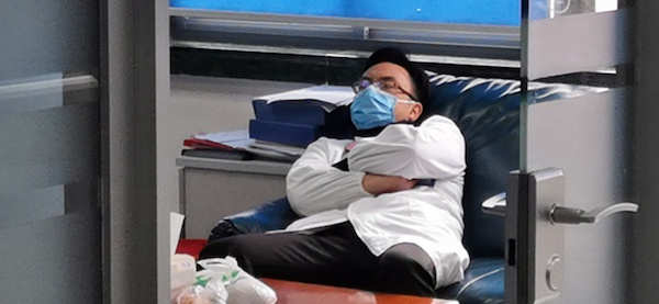 图说：徐健康被拍到在医院睡着 采访对象供图