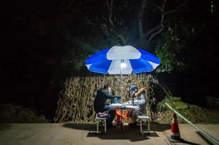 1月27日（大年初三），万州区长坪乡疫情防控检查关口，工作人员在寒风中守夜。