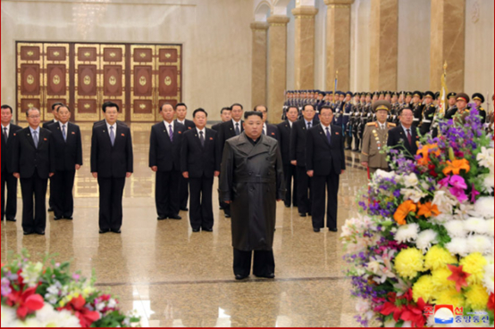 金正恩参谒锦绣山太阳宫。（图源：朝中社）