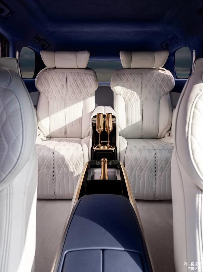 前/后座椅的中间扶手有诸多配置和功能