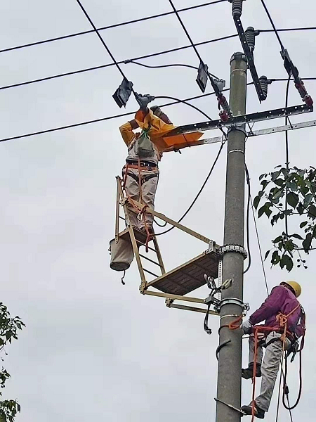 图说：为避免造成居民停电，施工过程中采用了带电工作方式 采访对象供图